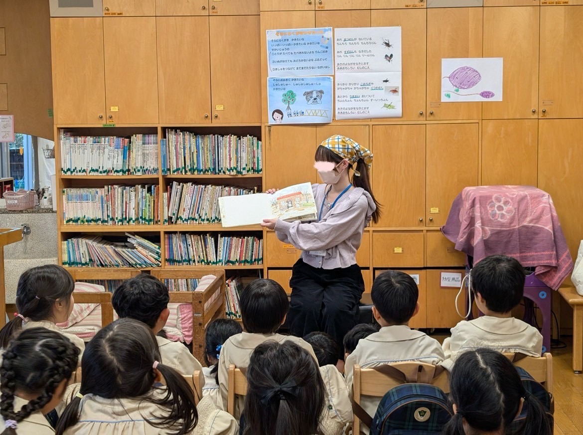 読み聞かせ班 東京家政大学附属みどりケ丘幼稚園での読み聞かせの様子