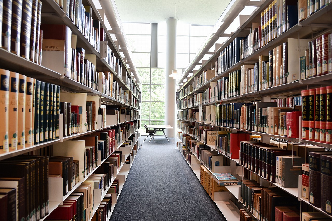 国立国語研究所研究図書室の開架資料棚の風景