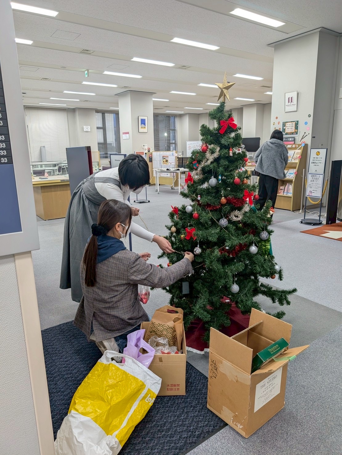 飾りつけ班　クリスマス(飾り付けの様子)