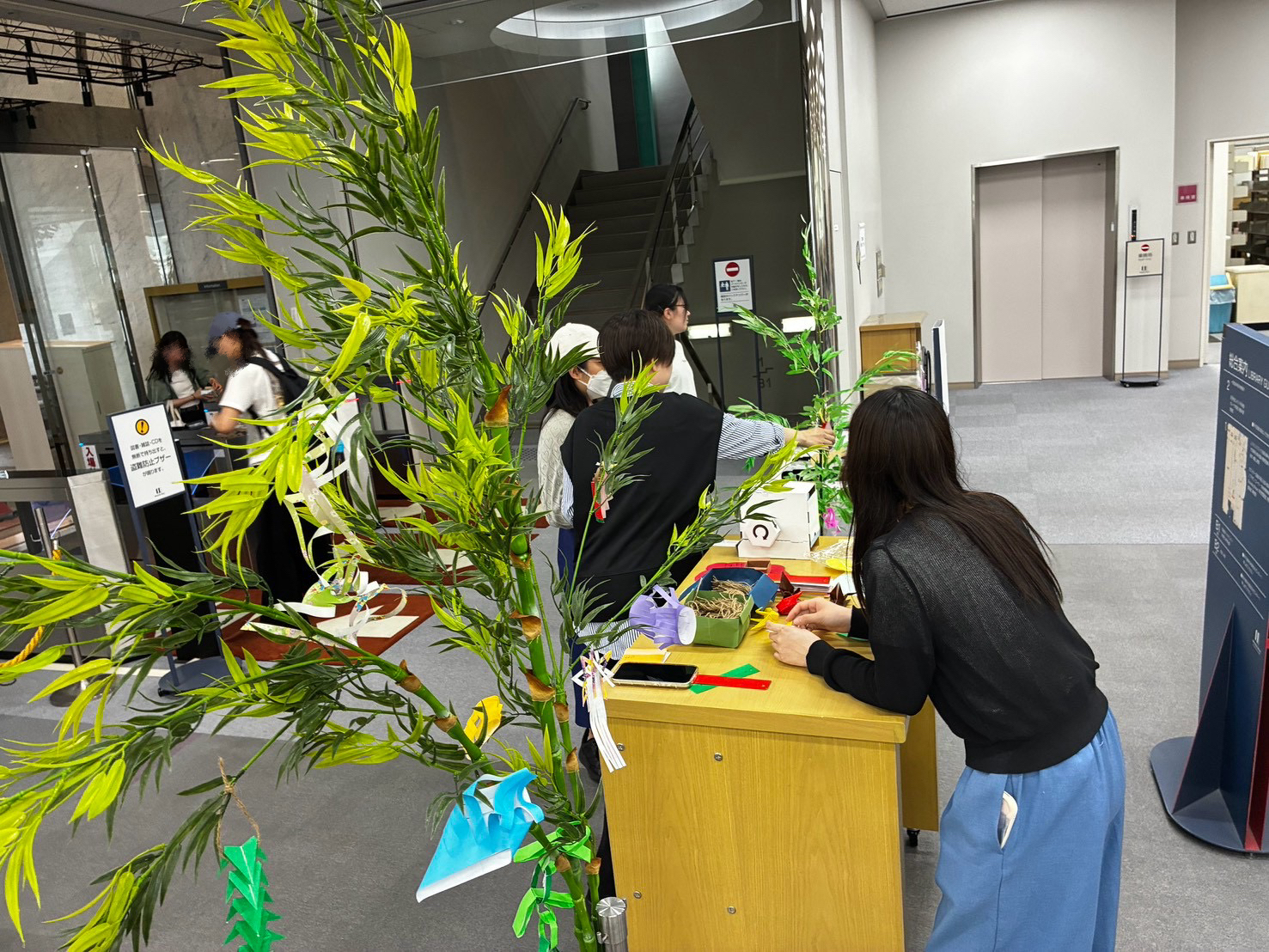飾りつけ班 七夕(飾り付けの様子)