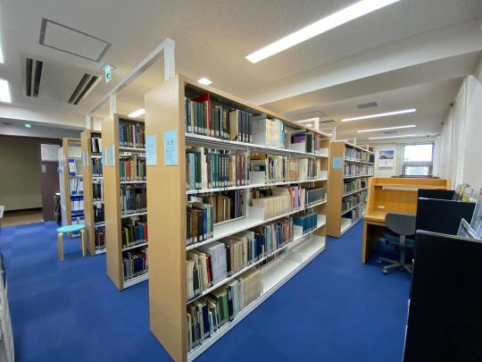 海事図書館閲覧室