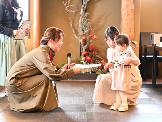 第2回（R7）表彰式：親子でご来場くださった受賞者へお渡し
