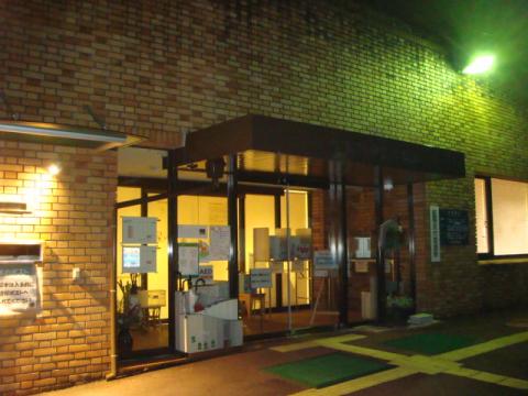 夜の中津川市立図書館　外観