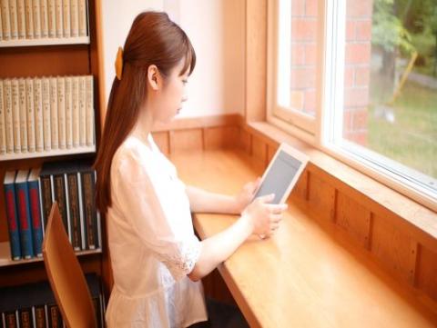 電子図書館を利用する女性