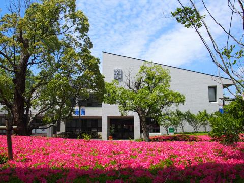 神戸市外国語大学 本部棟の外観
