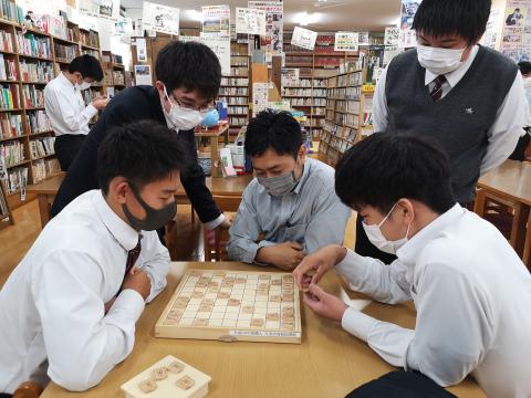 ボードゲームを常備し、生徒と教職員の交流も促す学校図書館です。