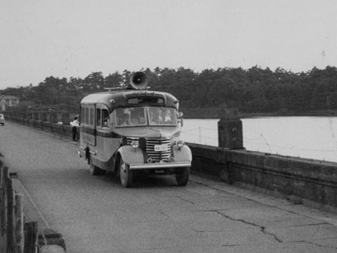 移動図書館車